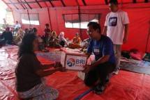 Penyerahan bantuan BRI ke pengungsi