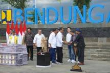 Presiden Jokowi didampingi Direktur Utama Waskita Karya meresmikan Bendungan Karian