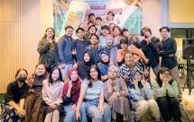 Khaliza Ramadhania bersama rekan-rekannya di President University 