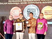 Direktur Utama Infomedia Eddy Sofryano (kedua dari kiri) saat menerima penghargaan Indonesia Trusted Company Based on Corporate Governance Perception Index (CGPI) pada ajang Indonesia Good Corporate Governance Award yang digelar oleh The Indonesian Institute for Corporate Governance (IICG) dan SWA Media Group. 