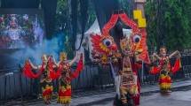 Parade Festival Seni dan Budaya Ramaikan Peluncuran Karisma Event Nusantara 2024