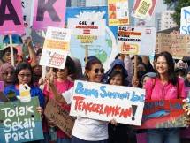 Eks Menteri KKP bersama masyarakat lainnya saat kampanye anti sampah galon