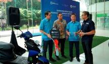 irektur Utama PT Blue Bird Tbk Adrianto Djokosoetono (kiri), Direktur Bisnis BRI Finance Primartono Gunawan (kedua kiri), Wadirut Sigit Priawan Djokosoetono (kedua kanan), dan CEO Volta Indonesia Okie Octavia Ku.