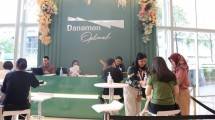 Suasana di information booth Danamon di Bridestory Market 2024 yang diselenggarakan dari hari Kamis (01/02/2024) hingga hari Minggu (04/02/2024) di Indonesia Convention Exhibition (ICE) BSD, Kabupaten Tangerang, Banten, di Hall 3-3A Atrium. Di sini, para pengunjung lebih lanjut menyelesaikan proses registrasi untuk menjadi nasabah Danamon untuk dapat menikmati berbagai program dan promo spesial yang dihadirkan Danamon selama event berlangsung.