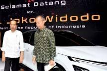 Presiden Jokowi dan Menperin Agus di IIMS 2024