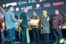 Jadi Role Model, Dua Anak Usaha SIG Raih National Lighthouse Industri 4.0 dari Menperin Agus