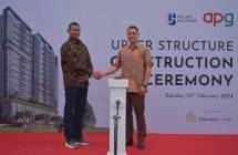 Direktur Sales PT Perintis Triniti Properti Tbk, Ronald Cassidy Yusuf berfoto bersama Project Manager Adhi persada Gedung, Agung di acara Upperstructure Construction Ceremony Tower kedua Collins Boulevard, pada hari Minggu, 25 Februari 2024