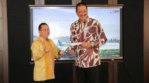 Managing Director APP Group Suhendra Wiriadinata.bersama Direktur Utama Garuda Indonesia Irfan Setiaputra seusai perjanjian kerja sama