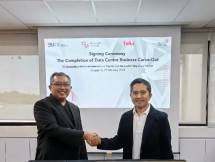 CEO NeutraDC Singapore, Sendang Praptomo (kiri) bersama CEO Telin Singapore, Indarto (kanan), saat melakukan seremoni penyelesaian proses konsolidasi bisnis data center yang sebelumnya dikelola oleh Telin di Singapura, beberapa waktu lalu