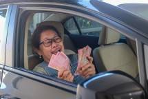 Ilustrasi dana THR untuk membeli mobil - Dokumentasi Roojai