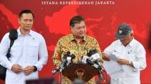 Menteri Koordinator Bidang Perekonomian Airlangga Hartarto (tengah) 