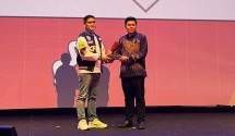 General Manager Bening's Clinic dr. Hary Try Anugrah (berbatik) saat menerima penghargaan Indonesia Wow Brand 2024 dari MCrop.