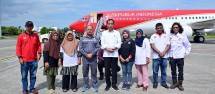 Dengan difasilitasi JPKP, isteri-Isteri dan kerabat korban PENANGKAPAN POLISI photo bersama dengan Presiden Joko Widodo di Bandar Udara Internasional Sepinggan Balikpapan pada 2 Maret 2024