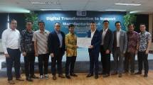 Rektor President University (Presuniv) Handa S. Abidin ketika menerima bantuan dalam bentuk lisensi penggunaan perangkat lunak dari PT Epicor Software Indonesia senilai US$170.000 atau setara Rp2,63 miliar