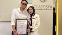 dr. Attaubah Mufid dan dr. Reza Gladys bersama rekor MURI yang kembali mereka raih lewat Glafidsya Aesthetic Clinic yang mereka dirikan 11 tahun lalu.