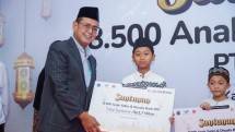 Bank DKI saat menyerahkan santunan secara simbolis kepada Yatim