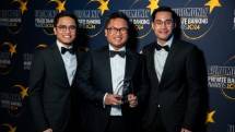 Direksi Bank Mandiri saat menerima penghargaan