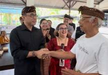 Walikota Denpasar, I Gusti Ngurah Jaya Negara bersama Anggota DPRD Kota Denpasar, I Wayan Suadi Putra, Kadis Sosial Denpasar, I Gusti Ayu Laxmy Saraswaty, Plt. Camat Denpasar Selatan, Ketut Sri Karyawati, dan Lurah Serangan, Ni Wayan Sukanami menyerahkan bantuan 35 alat bantu dengan kepada kelompok nelayan di Kelurahan Serangan, Kecamatan Denpasar Selatan, Kamis (04/04/2024) bertempat di Pusat Pendidikan dan Konservasi Penyu, Kelurahan Serangan.