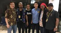 Judhi Kristianto (Baju Kotak-kotak) bersama Musisi Papua sebelum Konser Tribute To Rio Grime di GBB, TIM, Jakarta 