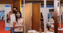 Booth Citra Kayon memamerkan kayu alami dengan sentuhan teknologi