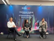 (Ki-Ka) Jonathan Walbridge, Komisaris Utama Indonet; Donauly Situmorang, Direktur Indonet; Andy Rigoli, Direktur Utama Indonet pada acara Public Expose PT Indointernet Tbk (Indonet) 2024 yang digelar hari ini, Rabu, 8 Mei 2024