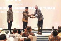 Wakil Presiden Republik Indonesia, Ma&rsquo;ruf Amin (kiri) menyerahkan trofi penghargaan CSR dan PDB Awards 2024 kategori Gold kepada Direktur Utama PT Solusi Bangun Indonesia Tbk, Lilik Unggul Raharjo (kanan) di The Westin Jakarta, pada Selasa (7/5/2024). 