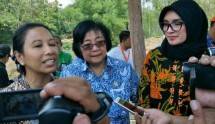 Meneg BUMN Rini Soemarno memberikan kesempatan bagi pelaku Usaha Mikro Kecil Menengah (UMKM) untuk berusaha di area fasilitas umum yang ada di rest area di jalan tol Pasuruan-Probolinggo (Paspro) sepanjang 31,3 km 