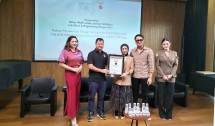 Pasangan dokter Reza Gladys dan dokter Attaubah Mufid dapat Rekor MURI ketiga untuk bisnis kecantikan mereka, Glafidsya.