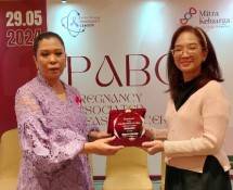 Dr. dr. Alfiah Amiruddin, MD, MSurg. (Spesialis Bedah Payudara Onkoplastik) dan dr. Reinette Meiske Eve, MARS, MM (Selaku Direktur Mitra Keluarga Kemayoran)