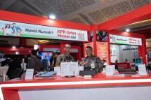 Kepala Badan Pembinaan Badan Usaha Milik Daerah (BP-BUMD) DKI Jakarta, Nasruddin Djoko Surjono (Kiri foto) dan Direktur Komersial dan Kelembagaan Bank DKI, Herry Djufraini melakukan kunjungan pada booth Bank DKI pada gelaran pembukaan Jakarta Fair 2024 di Jakarta (12/6). 