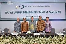 Presiden Direktur PT Jakarta Setiabudi Internasional Tbk, Jefri Darmadi, mengambil posisi di tengah ketika berfoto bersama para Direktur Perseroan lainnya usai RUPST di Jakarta. (Foto: Humas JSPT)