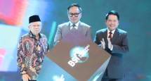 Direktur Utama BSI Hery Gunardi (kanan) bersama Wakil Presiden RI KH Ma'ruf Amin (kiri), Wakil Menteri BUMN Kartika Wirjoatmodjo (tengah) saat seremoni pembukaan BSI International Expo di JCC Senayan Jakarta
