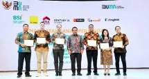 Direktur Sales and Distribution BSI Anton Sukarna (Tengah) bersama dengan Direktur LJ Hooker Indonesia Oka Mahendra Kauripan (paling kiri), Direktur Lamudi Indonesia Mart Polman (dua dari kiri), Co Founder Ringkas Ilya Krastov (tiga dari kiri), Direktur Raywhite Indonesia Turky J. Bugri (tiga dari kanan), Direktur Era Indonesia Aan Andriani Sutrisno (dua dari kanan), dan Direktur Century 21 Indonesia Daniel Handojo. 