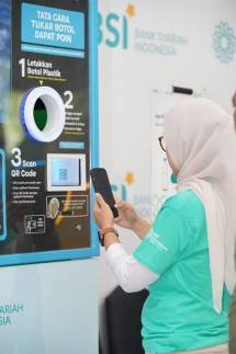 Pengunjung sedang memasukkan botol di mesin RVM (Reverse Vending Machine) mesin pengolah botol plastik. Selama pameran masyarakatmengumpulkan 9.501 botol plastik atau sekitar 177 kilogram plastik dan dikonversi untuk pengurangan jejak karbon sebanyak 940.599 gram atau sekitar 940 kilogram. 
