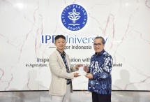 CEO Daewoong Pharmaceutical, Seongsoo Park, dan Wakil Rektor IPB, Prof. Iskandar Zulkarnaen Siregar, berpose dalam upacara penandatanganan MoU untuk kerjasama penelitian primata