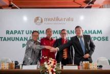 PT Mustika Ratu Tbk (MRAT): Dari kiri ke kanan: Prof. DR. FG. Winarno (Komisaris Independen), Ir. Djoko Ramiadji, MSc (Presiden Komisaris), Ir. Bingar Egidius Situmorang (Presiden Direktur), Jodi Andrea Suryokusumo, BCom, MCorpGov, CA (ICAA) (Direktur)