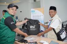 Salah satu jamaah Haji Indonesia asal Sukabumi Pak Aceng (kanan) saat transaksi penukaran SAR (Saudi Arabia Riyal) dilayani petugas BSI Asrama Haji Bekasi.