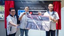 Foto: Direktur Utama PT Transjakarta, Welfizon Yuza (Kiri Foto), Direktur Utama PT Bank DKI, Agus H. Widodo (tengah foto), dan Kepala BP BUMD DKI Jakarta, Nasruddin Djoko Surjono (kanan foto) menunjukkan JakCard edisi khusus Halte Senayan Bank DKI, dalam acara Peresmian Penamaan Halte Transjakarta Senayan Bank DKI, di Jakarta (11/07)