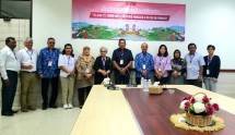 Letjen TNI (Purn) Kiki Syahnakri (ketiga dari kiri) berfoto bersama dengan para utusan dari perguruan tinggi setelah konferensi pers terkait FGD Ketiga Kaji Ulang UUD 1945 dengan thema , &ldquo;Telaah 25 Tahun Implementasi Pancasila Di Era Reformasi&rdquo;, di Universtias Buana Perjuangan, Karawang, Sabtu (13/07/2024).