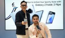 lham Indrawan, MX Product Marketing Senior Manager, Samsung Electronics Indonesia (kiri) dan Atlet Jetski, Aero Aswar (kanan) menggunakan Galaxy Z Fold6 | Z Flip6.