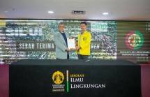 Ketua Umum Himpasiling UI Periode 2023/2024, Edison Reinkarnasi Gulo menyerahkan vertical garden secara simbolis kepada Direktur SIL UI, Dr. dr. Tri Edhi Budhi Soesilo. 
