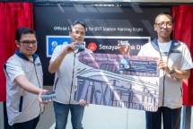 Direktur Utama PT Transjakarta, Welfizon Yuza (Kiri Foto), Direktur Utama PT Bank DKI, Agus H. Widodo (tengah foto), dan Kepala BP BUMD DKI Jakarta, Nasruddin Djoko Surjono (kanan foto) menunjukkan JakCard edisi khusus Halte Senayan Bank DKI, dalam acara Peresmian Penamaan Halte Transjakarta Senayan Bank DKI, di Jakarta