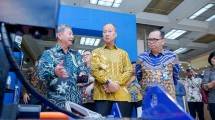 Menperin Agus Gumiwang Kartasasmita bersama Kepala BSKJI Kemenperin, Andi Rizaldi seusai pembukaan pameran jasa industri