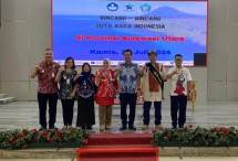 Wagub Sulawesi Utara Drs. Steven O.E. Kandouw (batik, tengah) bersama Duta Baca Indonesia Gol A Gong (dua kanan) di acara Safari Literasi di Manado, Sulawesi Utara.