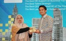 Kepala Divisi SDM Peruri, Andhyka Gautama Setyawan menerima penghargaan di acara Human Capital on Resilience Excellence Award (HCREA) 2024.