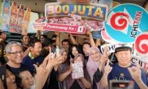 Perayaan warga Jl Pahlawan Revolusi yang berhasil mendapat uang tunai Rp300 juta dari program Ichitan Mendadak Jutawan 3.