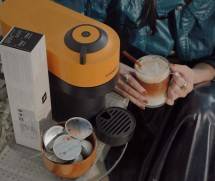 Nazla Alifa, salah satu content creator yang membuat es kopi dari kapsul kopi Coconut Flavor Over Ice menggunakan mesin Vertuo Pop.