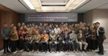  sesi foto bersama profesional medis dan peserta simposium meet the experts