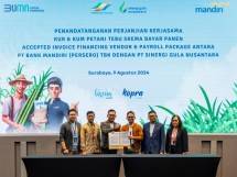 Haryanto Direktur Keuangan PT Sinergi Gula Nusantara (SGN) (ketiga dari kanan) seusai menandatangani perjanjian kerja sama dengan Bank Mandiri di Surabaya 
