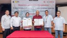 Direktur Ritel & Syariah Bank DKI, Henky Oktavianus (Tiga dari kanan) menandatangani Nota Kesepahaman bersama jajaran Manajemen Perumda Pasar Niaga Kerta Raharja dalam upaya memperluas digitalisasi pasar di wilayah Tangerang 